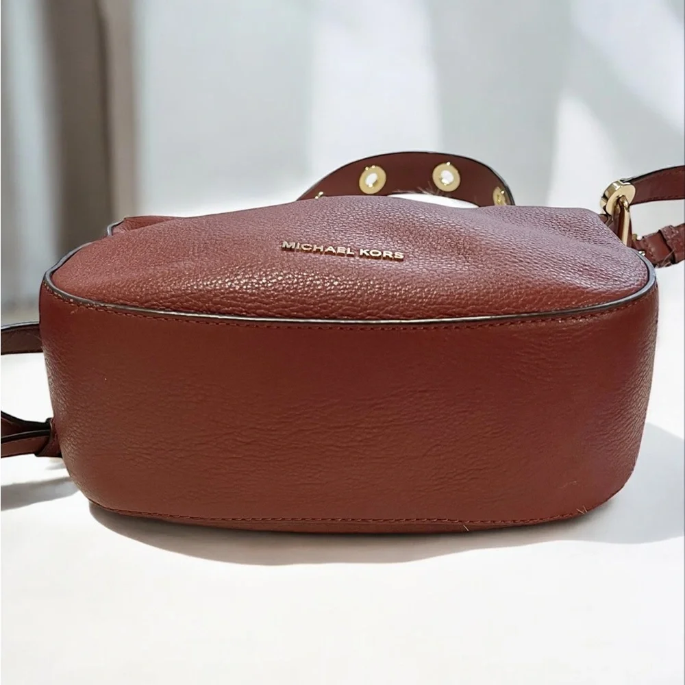 Michael Kors Raven Medium Leather Messenger Bag - Picture 3 of 13